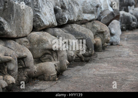 Sri Lanka, Anuradhapura. Ruwanwelisaya Stupa, heilig für Buddhisten auf der ganzen Welt. Elefanten-Skulpturen vor Stupa. Stockfoto