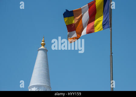 Sri Lanka, Anuradhapura. Die buddhistische Flagge vor Ruwanwelisaya Stupa, heilig für Buddhisten auf der ganzen Welt. Auch genannt Ruwanwelisaya Dogoba, Ma Stockfoto