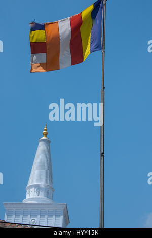 Sri Lanka, Anuradhapura. Die buddhistische Flagge vor Ruwanwelisaya Stupa, heilig für Buddhisten auf der ganzen Welt. Auch genannt Ruwanwelisaya Dogoba, Ma Stockfoto