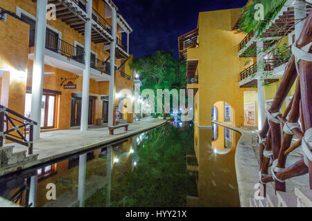 Blick auf Hotel bei Nacht, Cancun, Mexiko Stockfoto