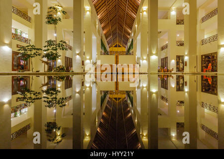 Blick auf Hotel bei Nacht, Cancun, Mexiko Stockfoto