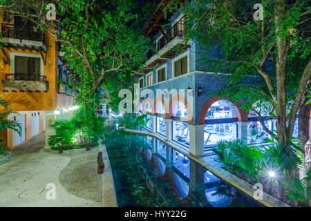 Blick auf Hotel bei Nacht, Cancun, Mexiko Stockfoto