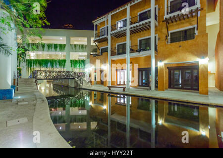 Blick auf Hotel bei Nacht, Cancun, Mexiko Stockfoto