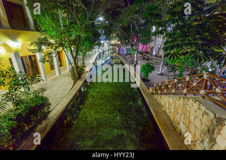 Blick auf Hotel bei Nacht, Cancun, Mexiko Stockfoto