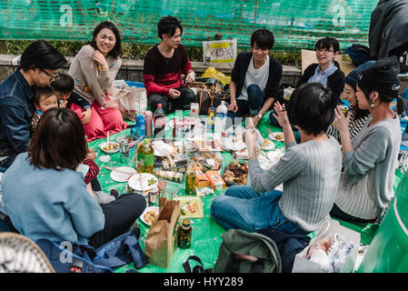 Freunde/Familien feiern Hanami im Ueno Park Stockfoto