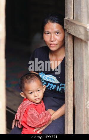 Muang Khua Bereich, Laos-Oktober 9, 2015: der Khmu Bergstämme sind eine ethnische Minderheit-Native Bewohner der N.Laos, wo Leben die 88 %-der Rest in Burma-Chin Stockfoto