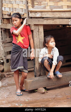Muang Khua Bereich, Laos-Oktober 9, 2015: der Khmu Bergstämme sind eine ethnische Minderheit-Native Bewohner der N.Laos, wo Leben die 88 %-der Rest in Burma-Chin Stockfoto