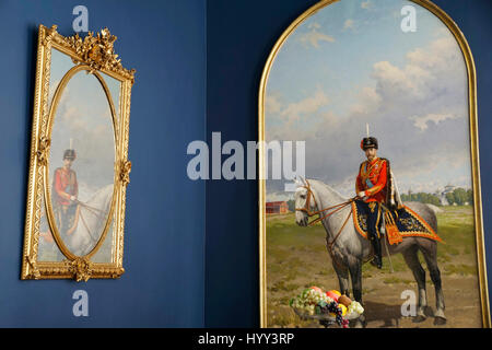 Gemälde und Spiegel im Katharinenpalast in Puschkin in St. Petersburg, Russland. Stockfoto