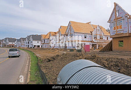 Neue Mehrfamilienhäuser im Bau in Ann Arbor, Michigan, USA, im Sommer 2015. Stockfoto