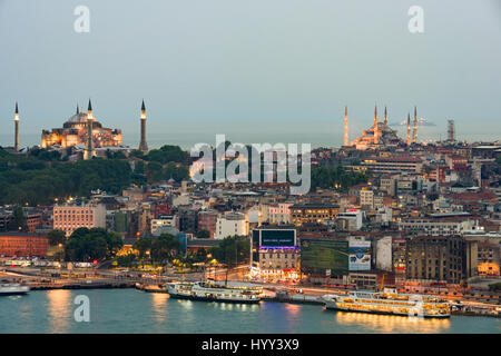 Istanbul Golden Horn in der Dämmerung mit der Hagia Sophia und der Blauen Moschee, Türkei Stockfoto