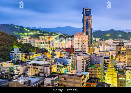 Skyline der Stadt Keelung, Taiwan in der Dämmerung. Stockfoto