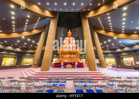 ITOUMI, OKINAWA, JAPAN - 24. März 2017: Die riesigen Buddha in Okinawa Peace Memorial Hall. Die Memorial Hall ist Teil der Peace Memorial Park, i Stockfoto