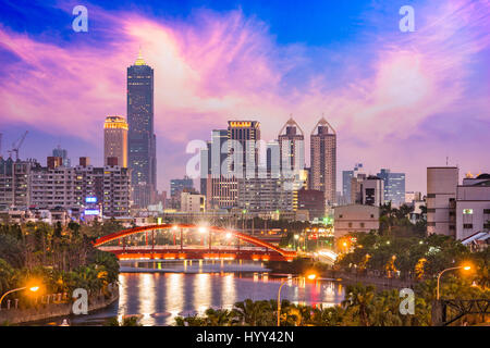 Kaohsiung, Taiwan Skyline in der Dämmerung. Stockfoto