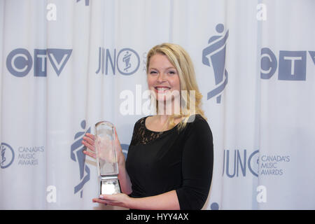 Bria Skonberg posiert mit dem Juno-Award für Jazz Vocal Album des Jahres Stockfoto