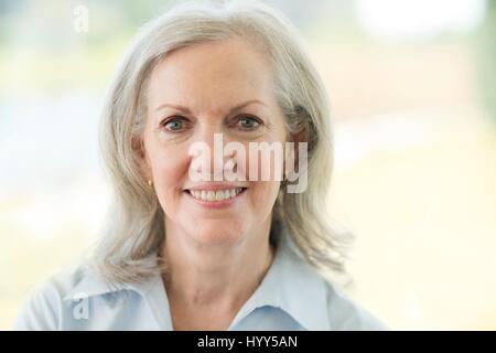 Ältere Frau, Lächeln, Porträt. Stockfoto