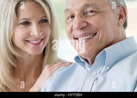 Ältere Mann und Reife Frau lächelnd in Richtung Kamera. Stockfoto