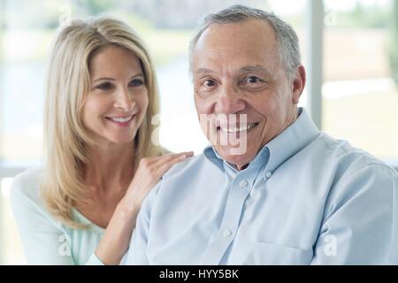 Ältere Mann und Reife Frau lächelnd in Richtung Kamera. Stockfoto