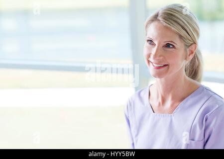 Reife Frau mit blonden Haaren zu Lächeln. Stockfoto