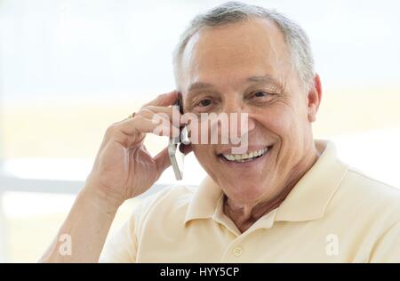 Senior woman auf Handy. Stockfoto