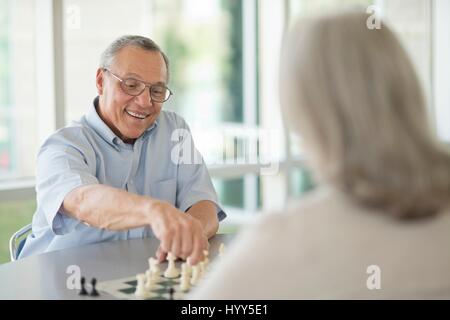 Älteres Paar beim Schachspiel. Stockfoto