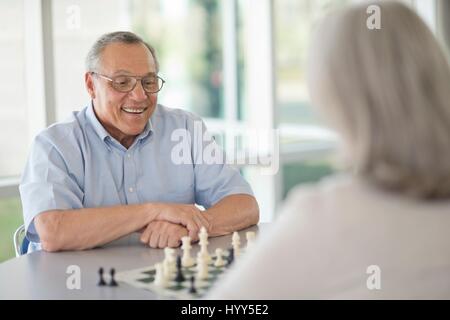 Älteres Paar beim Schachspiel. Stockfoto