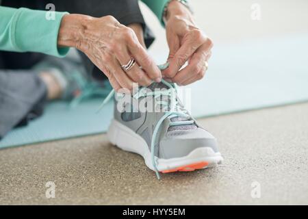 Senior Trainer, Schnürung Frau hautnah. Stockfoto