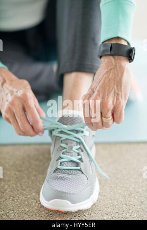 Senior Trainer, Schnürung Frau hautnah. Stockfoto