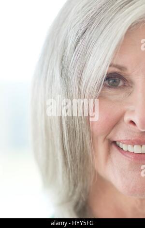 Ältere Frau lächelnd und Blick in die Kamera. Stockfoto