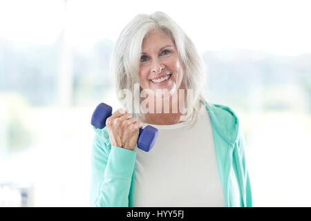 Ältere Frau mit Hanteln. Stockfoto