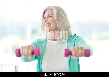 Ältere Frau mit Hanteln. Stockfoto