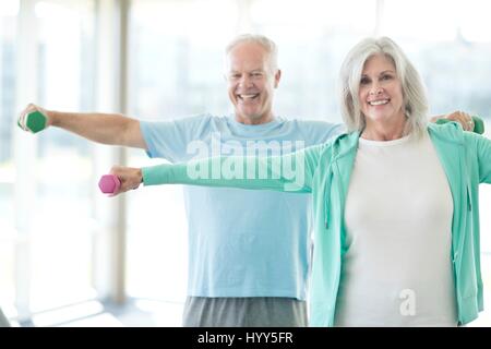 Älteres Paar mit Hanteln. Stockfoto