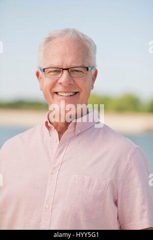 Ältere Mann mit Brille im Freien, Portrait. Stockfoto