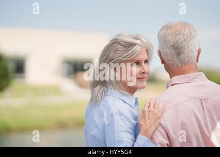 Ältere Frau mit der Hand auf die Schulter des Mannes. Stockfoto