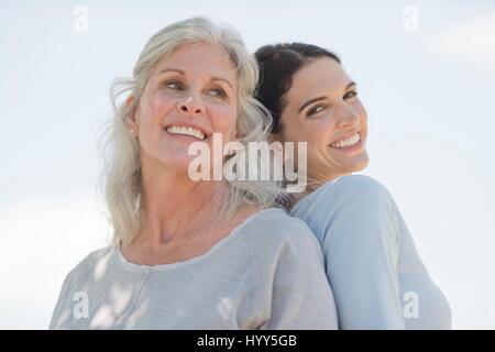 Ältere Frau mit Tochter, Lächeln, Porträt. Stockfoto