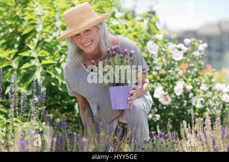 Ältere Frau im Garten. Stockfoto