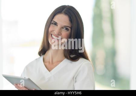 Weiblichen Arzt lächelnd in Richtung Kamera, Porträt. Stockfoto