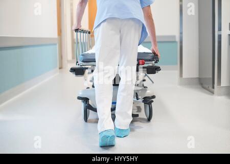 Krankenschwester Krankenpfleger Korridor Bett herunterdrücken. Stockfoto