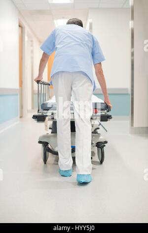 Krankenschwester Krankenpfleger Korridor Bett herunterdrücken. Stockfoto