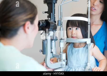 Mädchen, das ihre Augen getestet. Stockfoto