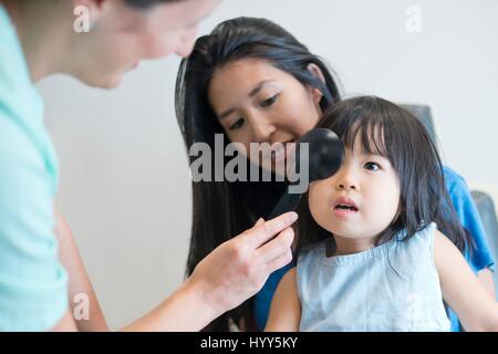 Mädchen, das ihre Augen getestet. Stockfoto