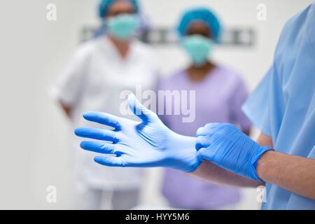 Chirurg Latex-Handschuh anziehen. Stockfoto