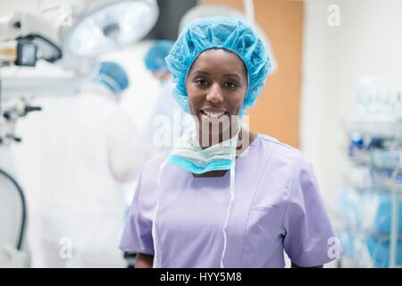 Weibliche Chirurg Blick in Richtung Kamera, Porträt. Stockfoto