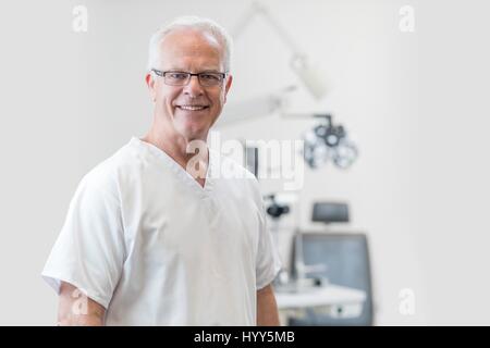 Senior männlichen Arzt Zahnarzt in Richtung Kamera, Porträt. Stockfoto