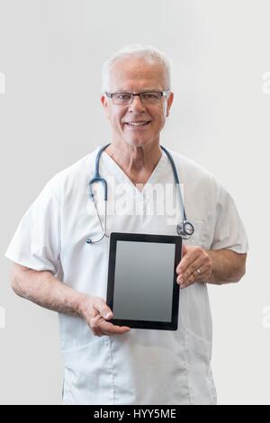 Männliche Oberärztin Holding digital-Tablette, Portrait. Stockfoto