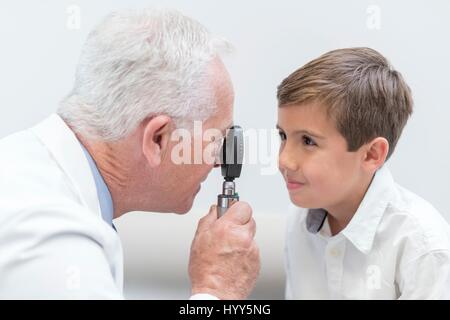 Männliche Optiker Testen des jungen Sehvermögen. Stockfoto