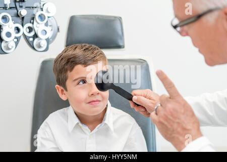 Männliche Optiker Testen des jungen Sehvermögen. Stockfoto