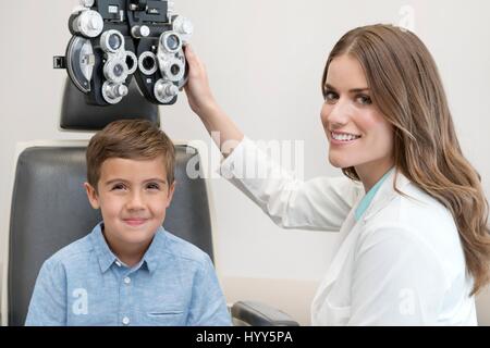 Weibliche Optiker und junge mit Spezialausrüstung. Stockfoto