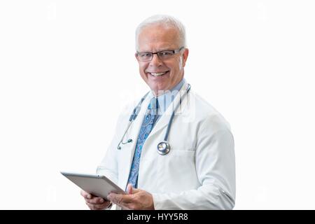 Männliche Oberärztin mit digital-Tablette, Studio gedreht. Stockfoto