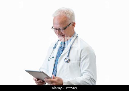 Männliche Oberärztin mit digital-Tablette, Studio gedreht. Stockfoto