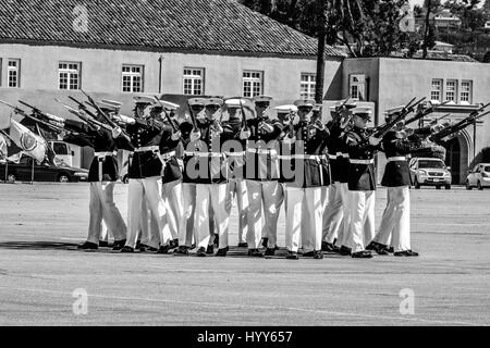 Stille Drill Platoon - Schlacht Farbe ablösen, Marine Barracks Washington, D.C., erklingt in der Marine Corps Recruit Depot in San Diego, CA Stockfoto